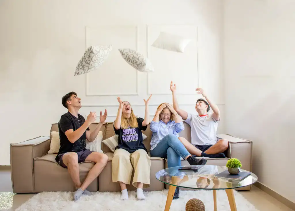 Equipo de Silvina C tirando almohadas para arriba